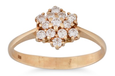 Lot 192 - A DIAMOND CLUSTER RING, the brilliant cut...