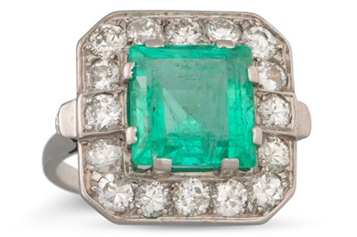 Lot 252 - AN EMERALD AND DIAMOND CLUSTER RING, the...