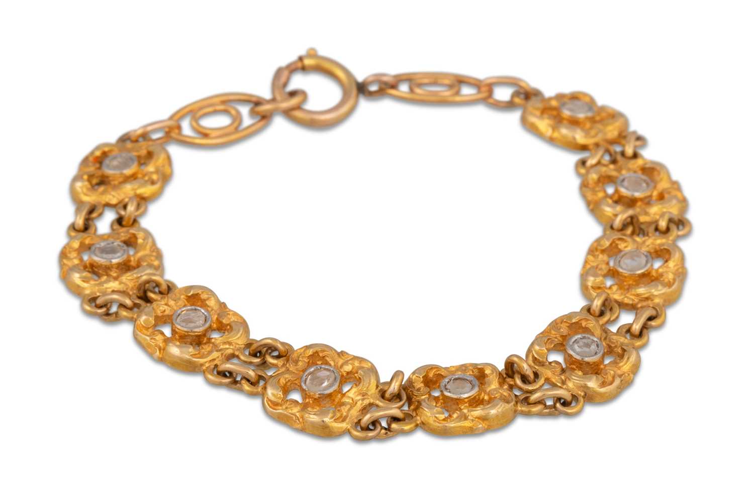 Lot 24 - A VINTAGE 18CT GOLD BRACELET, the shaped links...