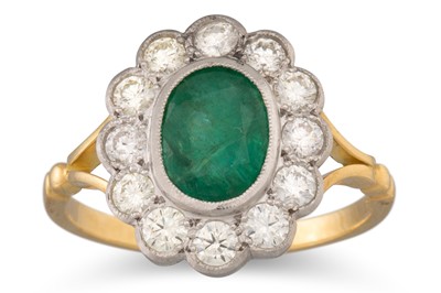 Lot 112 - A DIAMOND AND EMERALD CLUSTER RING, the oval...