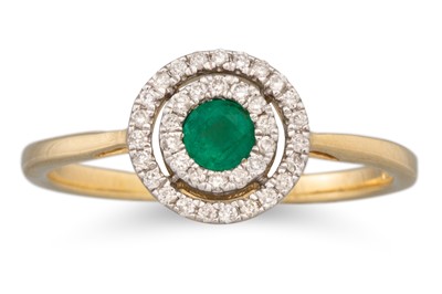 Lot 113 - A DIAMOND AND EMERALD CLUSTER RING, circular...