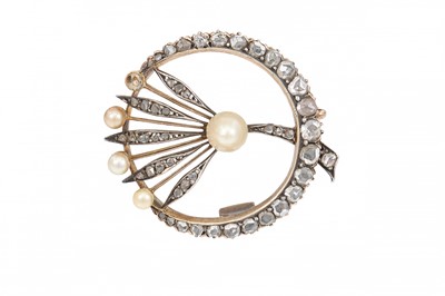 Lot 342 - AN ANTIQUE DIAMOND AND PEARL SET BROOCH, c....