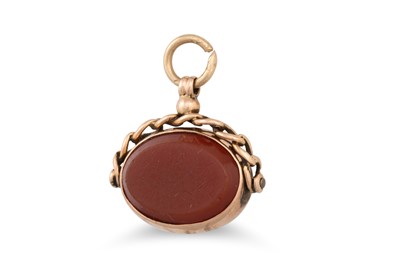 Lot 140 - AN ANTIQUE GOLD SWIVEL SEAL, carnelian and...