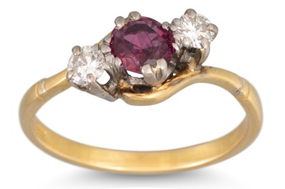 Lot 142 - AN ANTIQUE DIAMOND AND RUBY THREE STONE RING,...