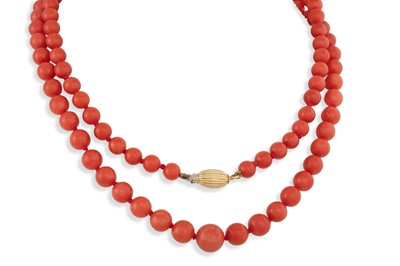 Lot 234 - A GRADUATED CORAL BEADED NECKLACE, to a gold...