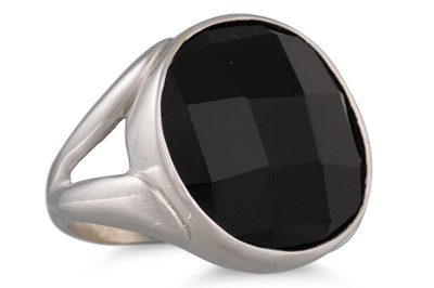 Lot 235 - AN ONYX RING, mounted in 18ct white gold, size...