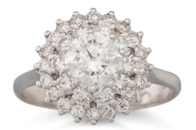 Lot 238 - A DIAMOND CLUSTER RING, the brilliant cut...