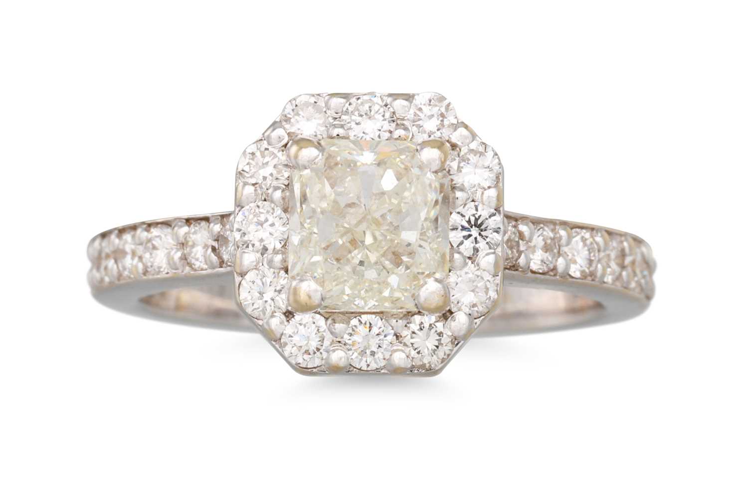 Lot 273 - A DIAMOND SOLITAIRE RING, the central diamond...