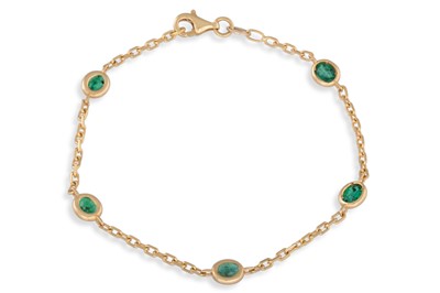 Lot 289 - AN EMERALD BRACELET, the oval emeralds collet...