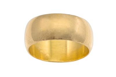 Lot 28 - A 22CT GOLD WEDDING BAND, 8 g.