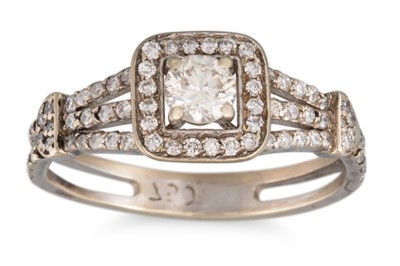 Lot 50 - A DIAMOND CLUSTER RING, to diamond shoulders,...