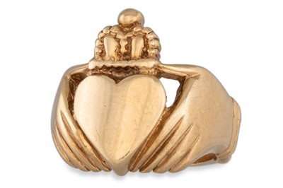 Lot 82 - A 9CT GOLD GENT'S GOLD CLADDAGH RING, size S -...