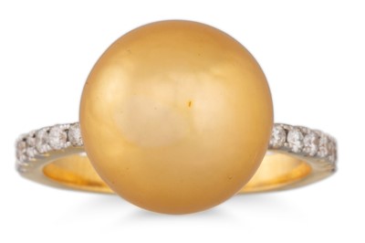 Lot 102 - A DIAMOND AND CULTURED PEARL RING, gold toned...