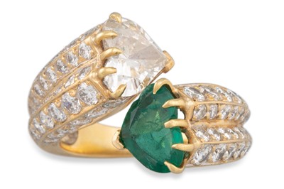 Lot 206 - A DIAMOND AND EMERALD RING, of cross over...