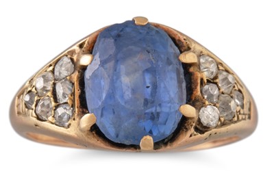 Lot 209 - AN ANTIQUE DIAMOND AND SAPPHIRE RING, the oval...