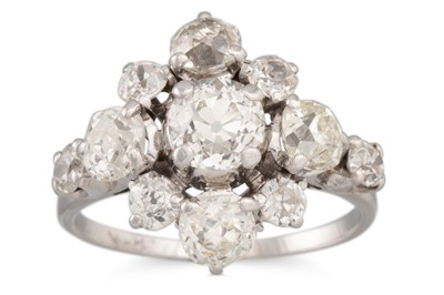 Lot 277 - A DIAMOND CLUSTER RING, the old cut diamonds...