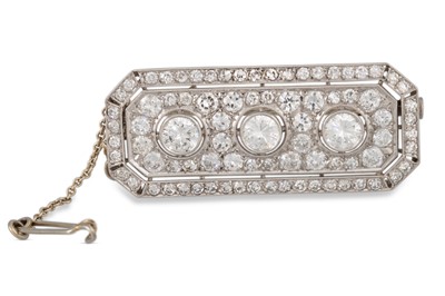 Lot 278 - A DIAMOND THREE STONE PLAQUE BROOCH, the...