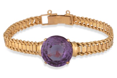 Lot 122 - A VINTAGE SYNTHETIC CORUNDUM BRACELET, rope...