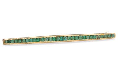 Lot 126 - AN EMERALD SET BAR BROOCH, the graduated trap...