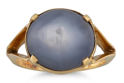 Lot 129 - A CABOCHON SAPPHIRE RING, mounted in 18ct gold....