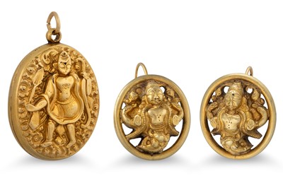 Lot 134 - AN 18CT GOLD LOCKET PENDANT, depicting a Hindi...