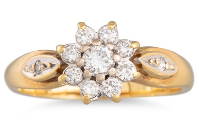 Lot 33 - A DIAMOND CLUSTER RING, mounted in 18ct yellow...