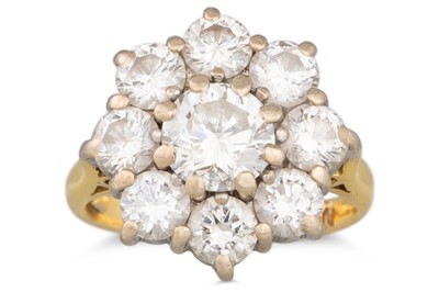 Lot 257 - A DIAMOND CLUSTER RING, the centre diamond to...