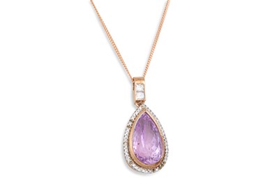 Lot 36 - A DIAMOND AND AMETHYST PENDANT, the oval...