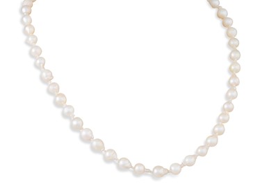 Lot 69 - A CULTURED PEARL NECKLACE, to a 9ct gold clasp