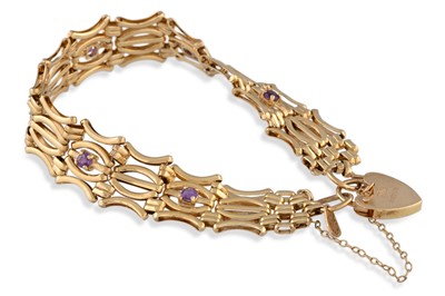 Lot 86 - A GOLD GATE BRACELET, amethyst set, with...