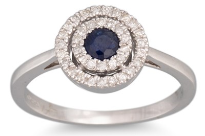 Lot 94 - A DIAMOND AND SAPPHIRE CLUSTER RING, the oval...