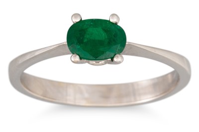 Lot 297 - AN EMERALD SINGLE STONE RING, the oval emerald...