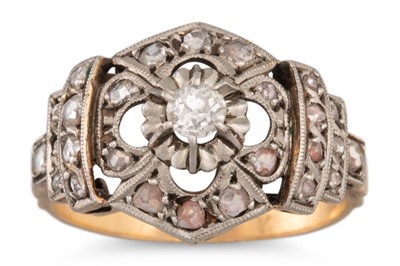 Lot 222 - AN ANTIQUE DIAMOND CLUSTER RING, set with old...