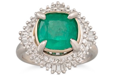 Lot 223 - AN EMERALD AND DIAMOND RING, the square...