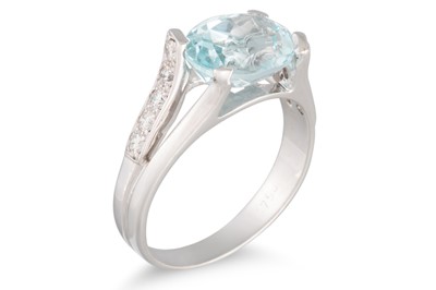 Lot 259 - AN AQUAMARINE AND DIAMOND RING, the oval...