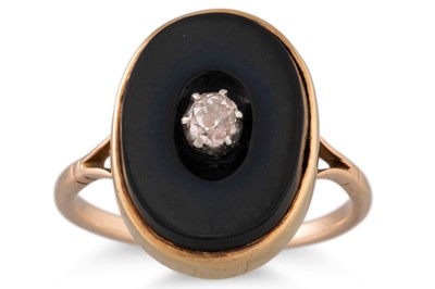 Lot 192 - A VINTAGE DIAMOND AND ONYX DRESS RING, mounted...