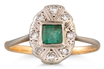 Lot 203 - AN ANTIQUE EMERALD AND DIAMOND RING, in...