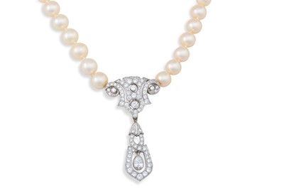 Lot 51 - A SINGLE ROW OF CULTURED PEARLS, to a diamond...