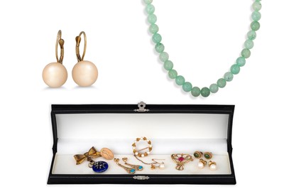 Lot 52 - A COLLECTION OF JEWELLERY ITEMS, comprising...