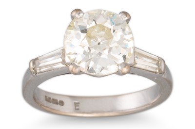 Lot 352 - A DIAMOND SOLITAIRE RING, the old cut diamond...