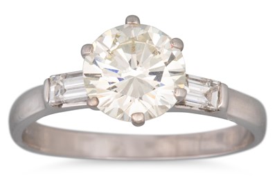 Lot 68 - A DIAMOND SOLITAIRE RING, the round brilliant...