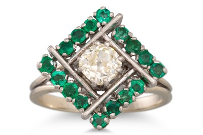 Lot 300 - AN EMERALD AND DIAMOND CLUSTER RING, the...