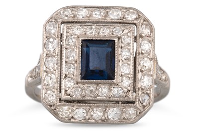 Lot 302 - A SAPPHIRE AND DIAMOND CLUSTER RING, of plaque...