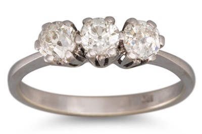 Lot 304 - A DIAMOND THREE STONE RING, the old cut...