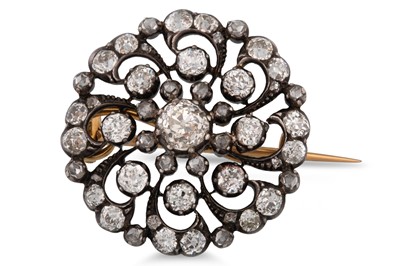 Lot 328 - AN ANTIQUE DIAMOND BROOCH, of circular cluster...