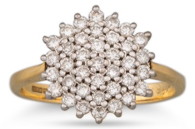 Lot 365 - A DIAMOND CLUSTER RING, mounted in 18ct yellow...