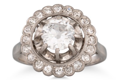 Lot 346 - AN ANTIQUE DIAMOND CLUSTER RING, the old cut...