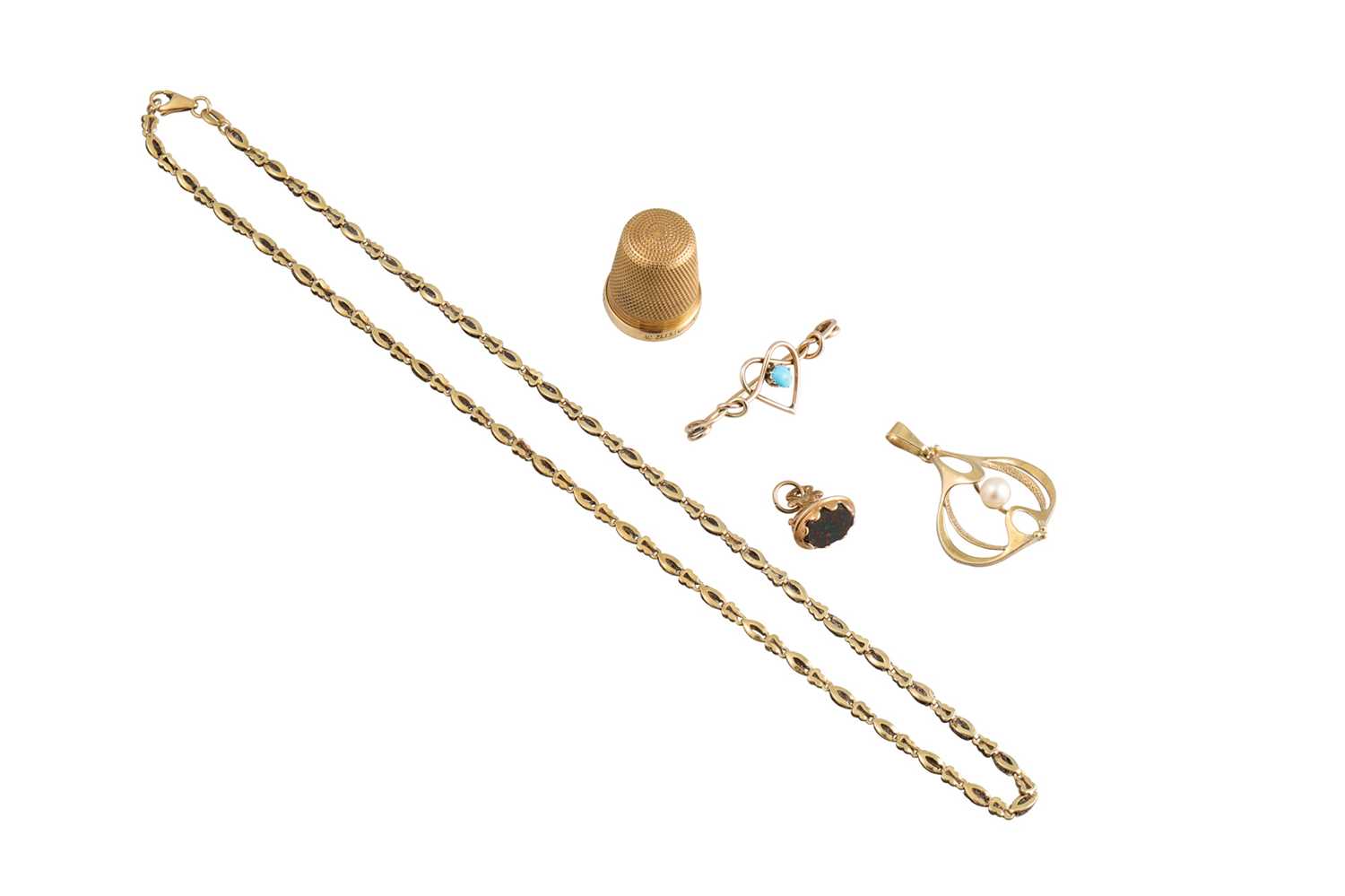 Lot 17 - A COLLECTION OF 9CT GOLD ITEMS, to include a...