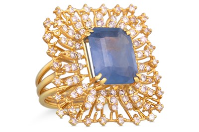 Lot 259 - A SAPPHIRE AND DIAMOND CLUSTER RING, the...