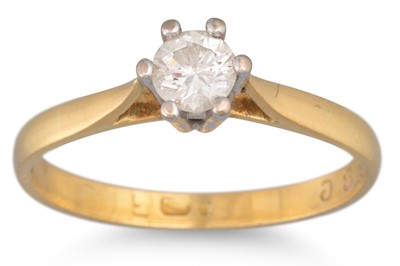 Lot 9 - A DIAMOND SOLITAIRE RING, the round brilliant...